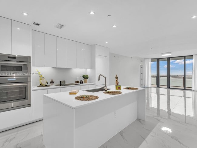 Building Photo - 700 NE 24th St