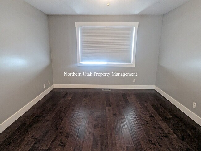 Building Photo - 6 Bed 3 Bath Home with Everything!