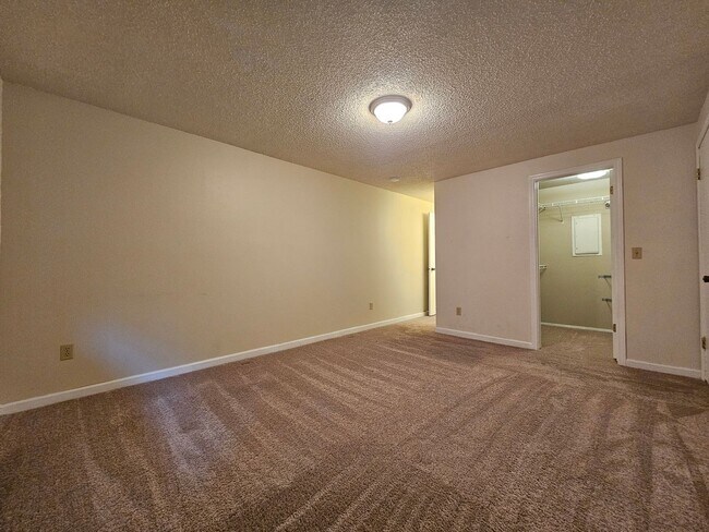 Building Photo - Spacious Condo on the South Hill