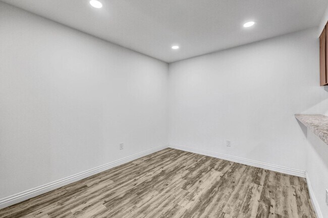 Building Photo - $500 MOVE IN SPECIAL! 2 BD, 2 BA Condo at Mission Plaza! 1000 Sq Ft w/ Great Amenities!