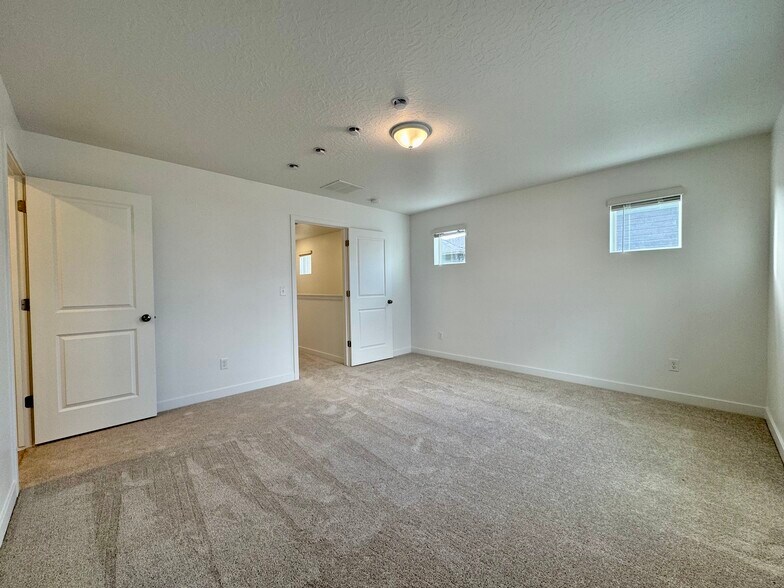 Building Photo - 2071 Sand Holw Dr