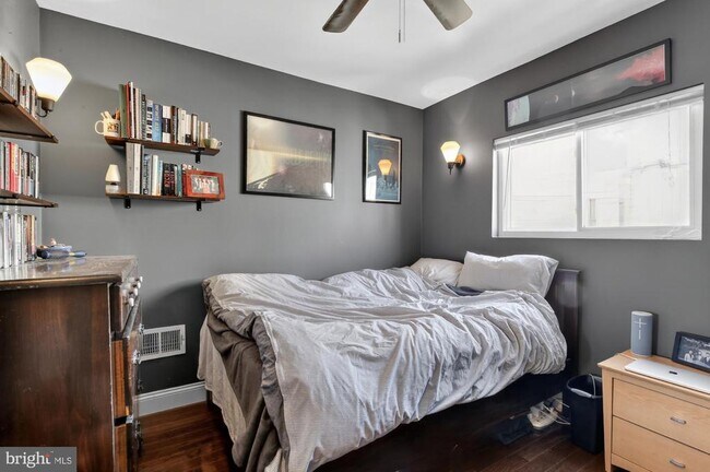 Building Photo - 1540 S Mole St