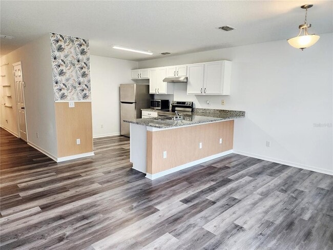 Building Photo - 701 Cresting Oak Cir