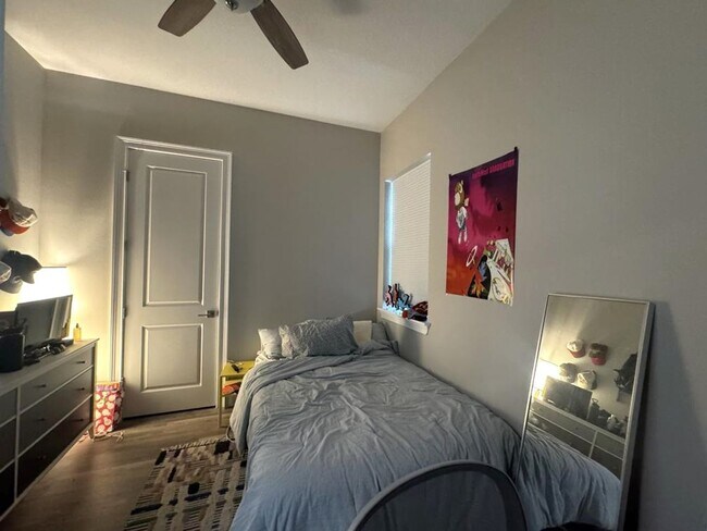 Building Photo - 4 Bedroom in Tomoka View