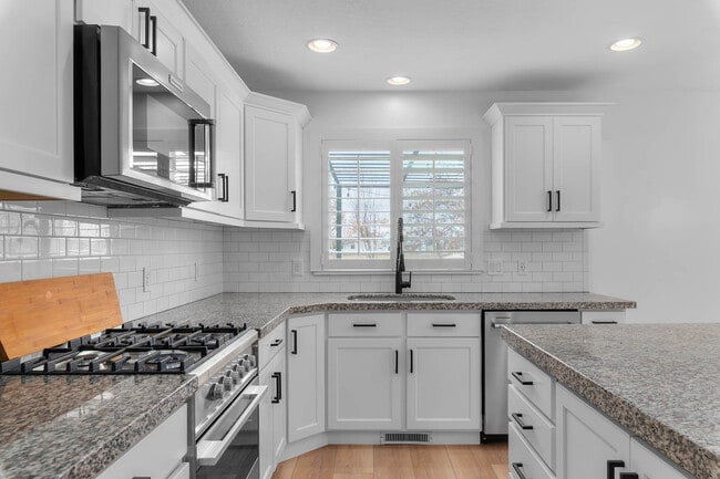 Building Photo - 196 E Water Ln