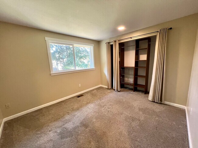 Building Photo - Charming 3-Bed, 3-Bath Home with Bonus Roo...
