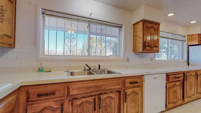 Building Photo - NORTH VALLEY 3 Bedroom  2 Bath