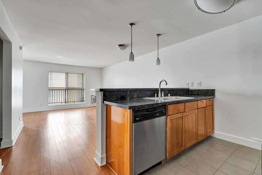 Building Photo - 10982 Roebling Ave