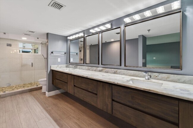 Building Photo - 372 Golfview Rd