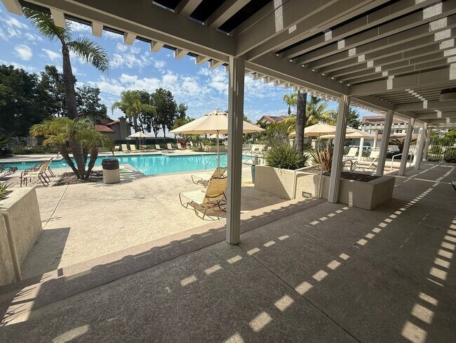 Building Photo - LOCATION LOCATION!! 4BR/3BA Townhome in De...