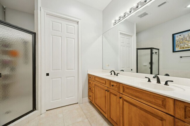 Building Photo - WALK TO THE BEACH!