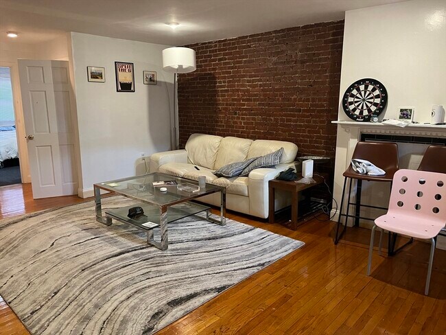 Building Photo - 915 Beacon St