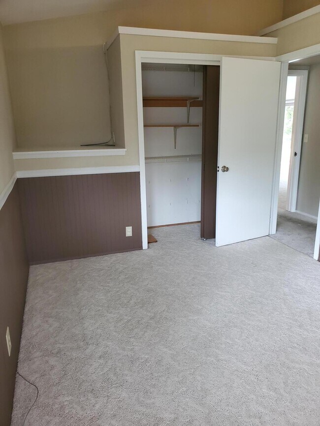 Building Photo - 413 Riverview Dr