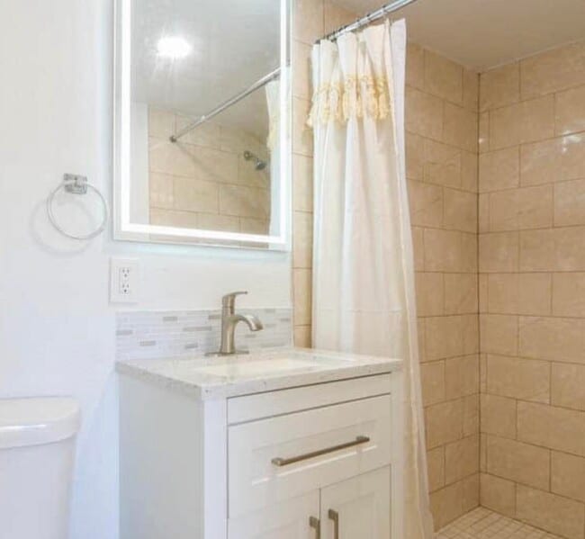 Building Photo - 701 SE Bahama Ave