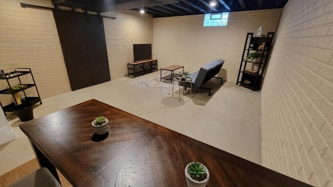 Building Photo - 250 N 21st St