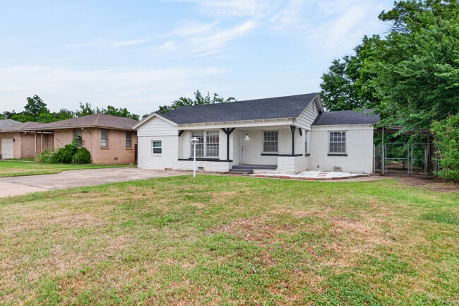 Building Photo - 3208 N Roff Ave
