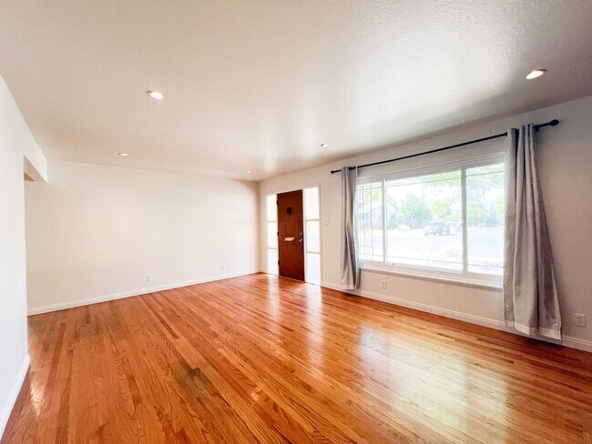 Building Photo - Tahoe Park Gem in Great Location!