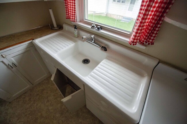 Building Photo - 112 E 15th St