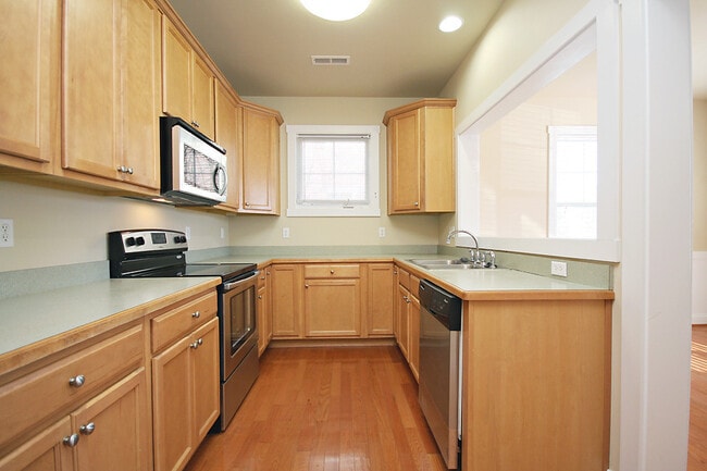 Building Photo - Pet Friendly, End-Unit Townhome Near Crozet Park
