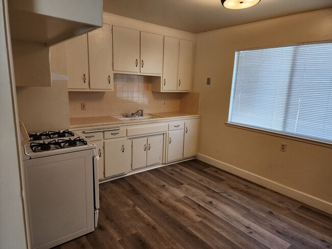 Building Photo - Charming 2 bed 1 bath home