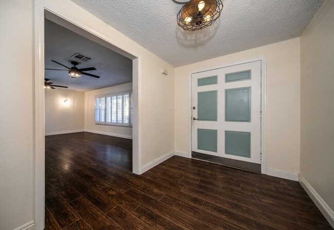 Building Photo - Beautiful Single Story 3 Bedroom with Solar Panels