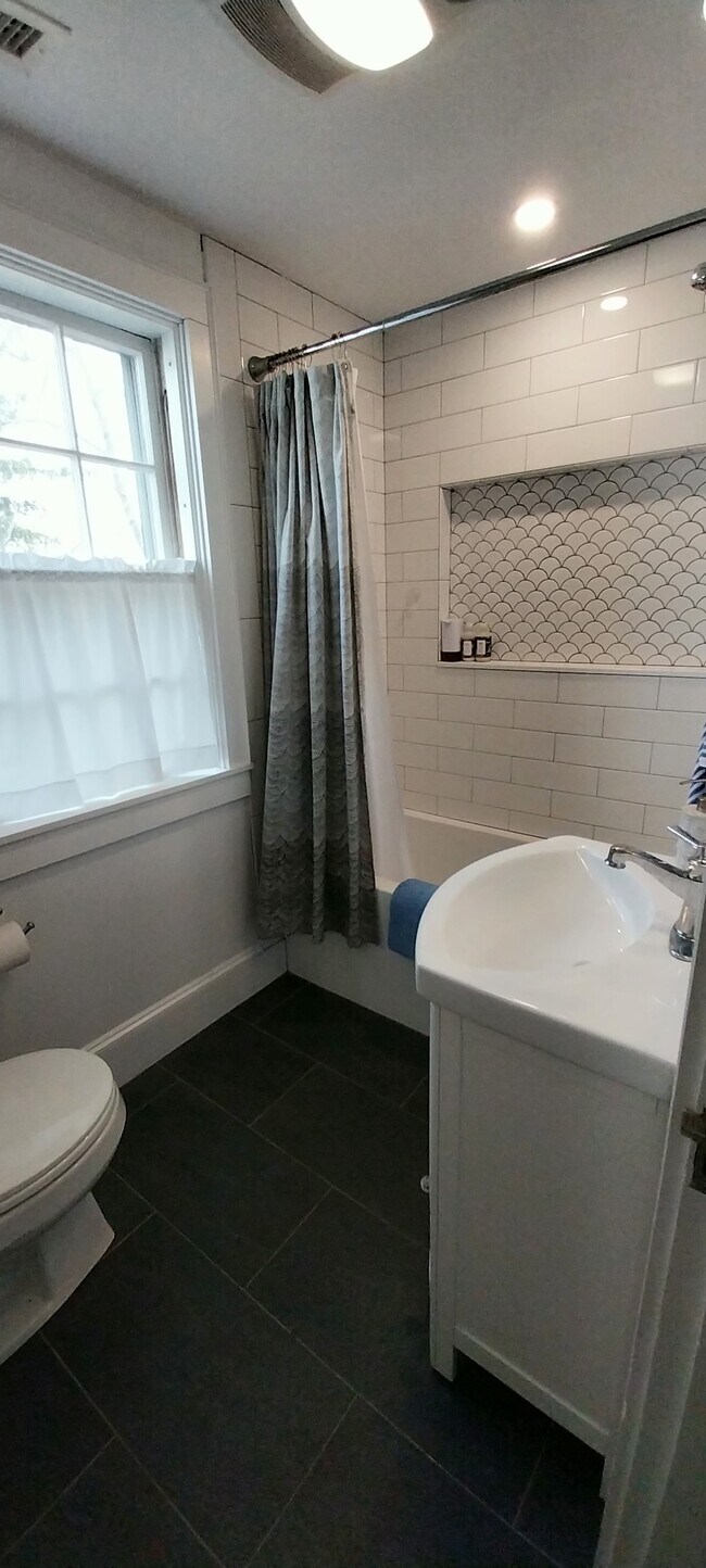 Building Photo - 10 Pine Point Rd