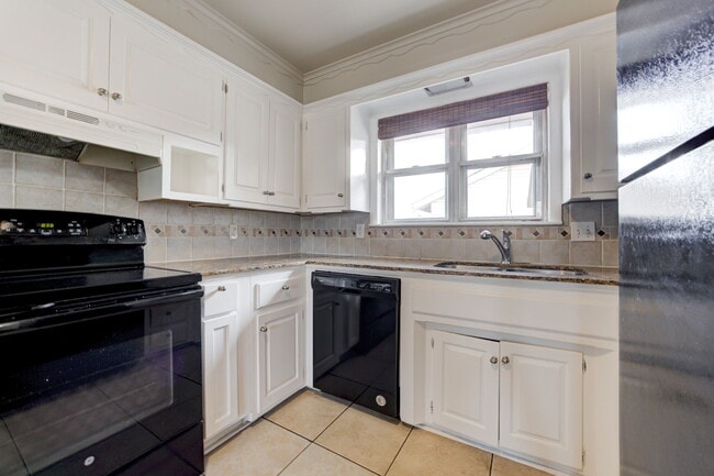 Building Photo - 5000 N Linn Ave