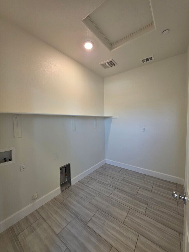 Building Photo - Newer 5 Bedroom 4.5 Bathroom in SE Visalia!! Coming soon!!