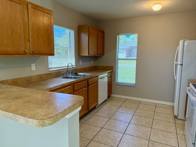 Building Photo - 18-Month Lease at $1,425 / 12-Month Lease ...