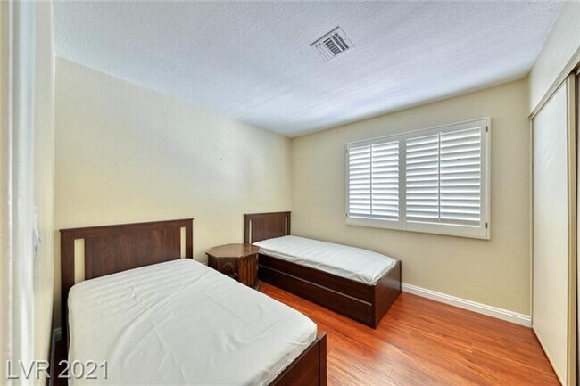 Building Photo - Gorgeous 4 bedroom home with large corner ...