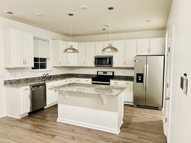 Building Photo - Spacious Home in Moncks Corner