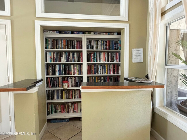 Building Photo - 11-11 Arbor Club Dr