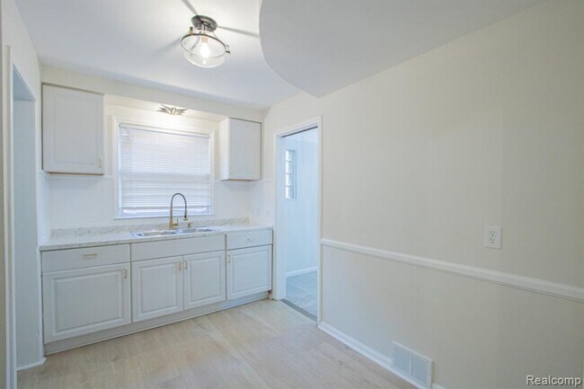 Building Photo - Beautifully renovated brick bungalow