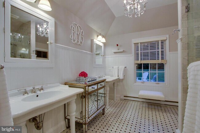 Building Photo - 2210 Boxmere Rd