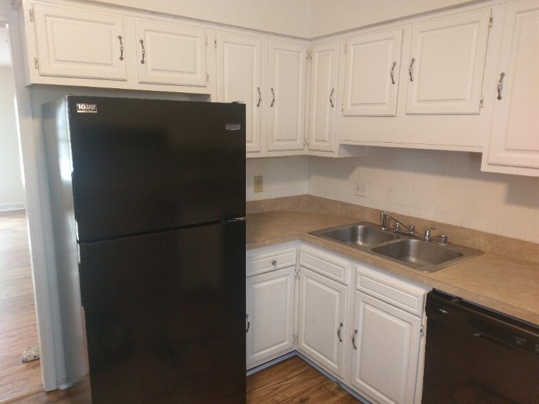 Building Photo - 255 Meadowview Dr