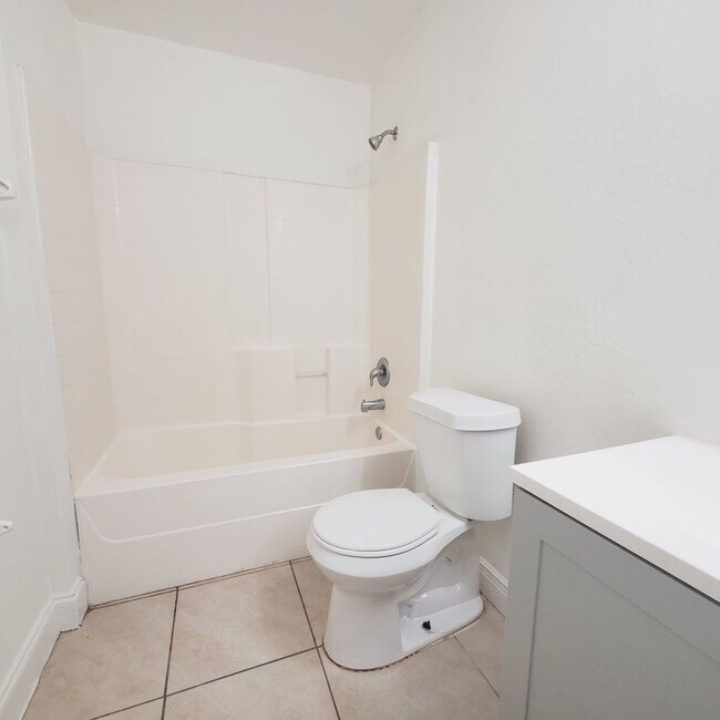 Building Photo - 777/779 Bedford Drive