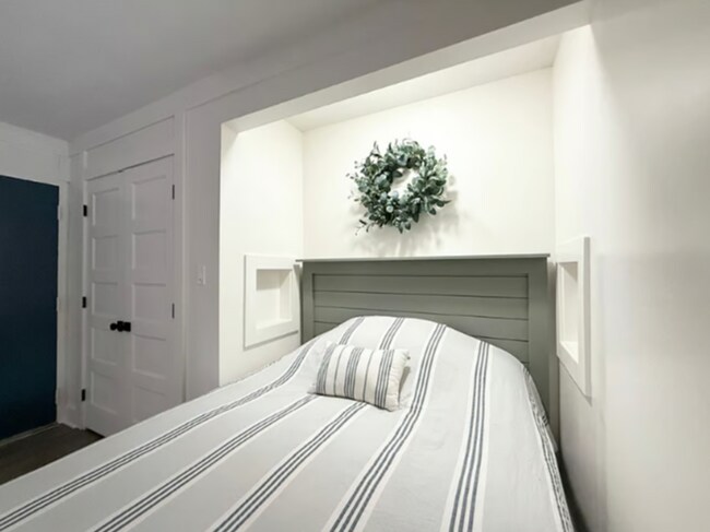 Building Photo - 1 Bed, 1 Bath Furnished Apartment  – Great Location & Amenities! Flexible Lease Terms Available