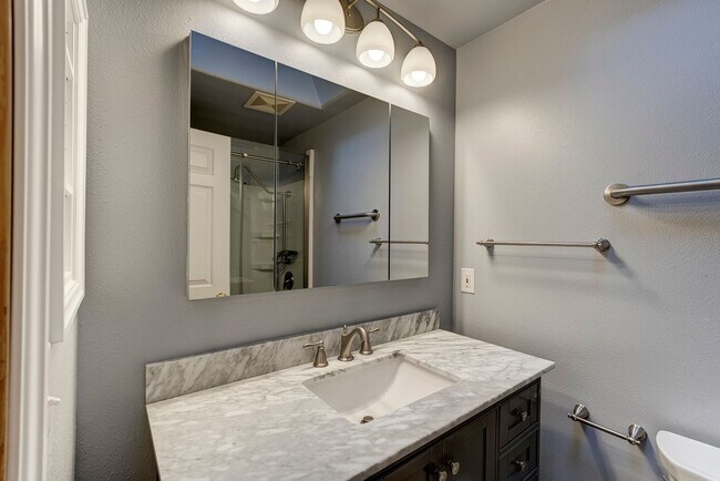 Building Photo - 3 Bedroom 2 Bathroom Home Near Fort Nugent Park!