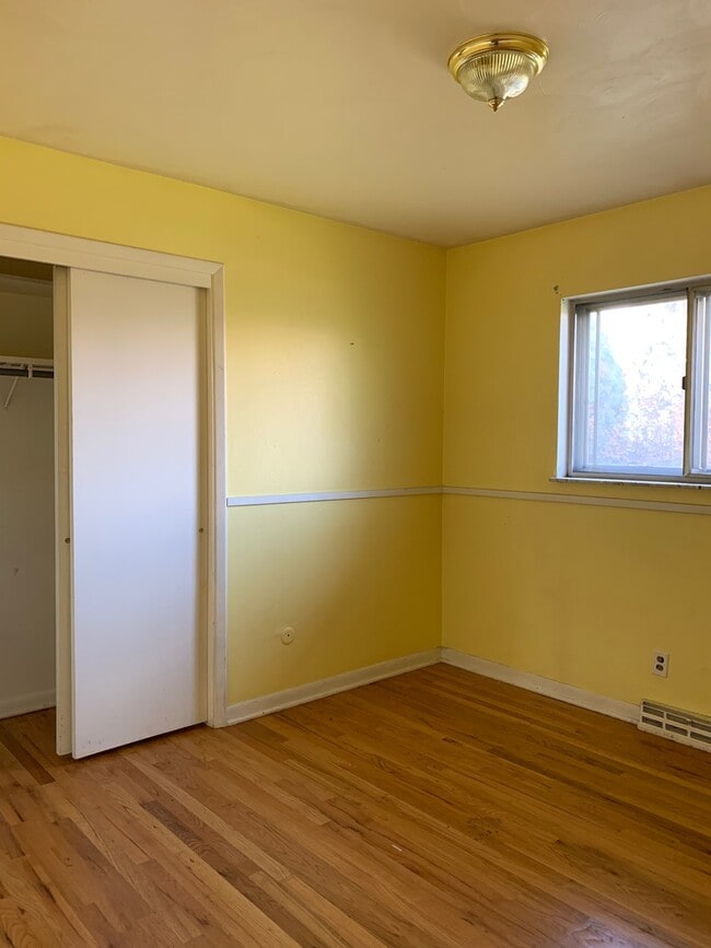 Building Photo - 3 Bedroom, 2 Bath Ranch Home with 1 Car At...