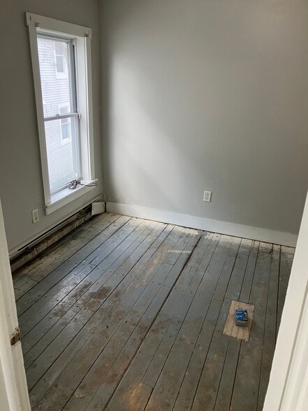 Building Photo - 113 Railroad St