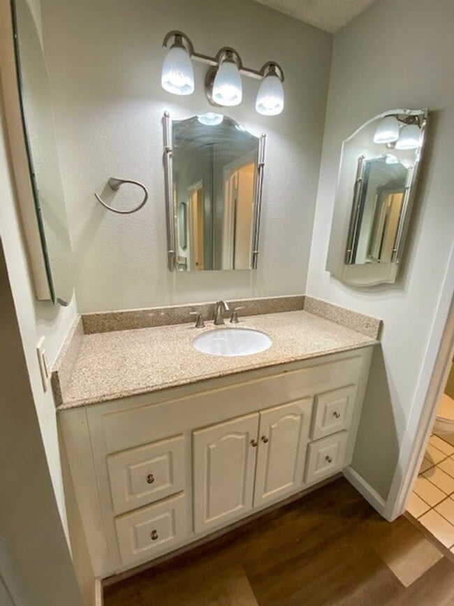 Building Photo - 3 Bed 2 Bath in Gated Beach Community-A must see Home