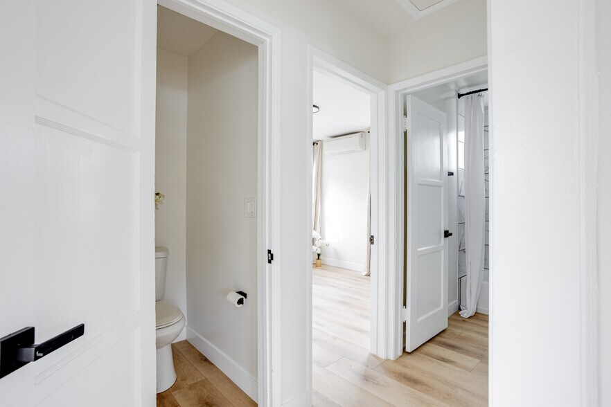 Building Photo - 617 N Rosemary Ln