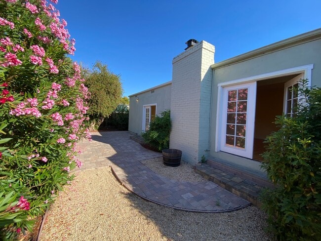 Building Photo - REDWOOD CITY - Beautifully Updated 3BR/2BA