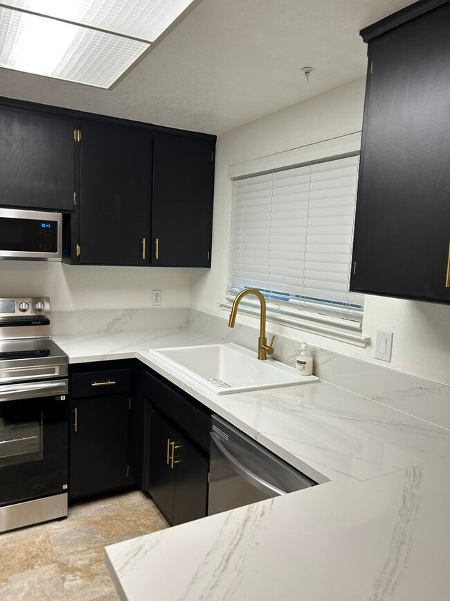 Building Photo - Beautiful upstairs condo with garage!