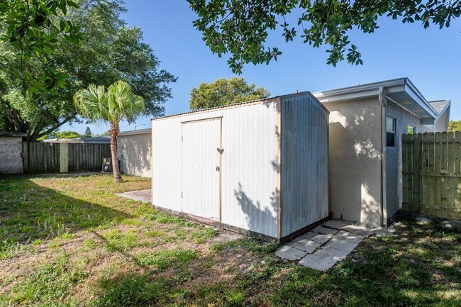 Building Photo - Spacious 3/2/1 in Port Richey