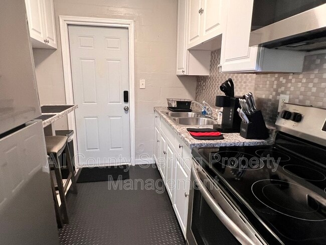 Building Photo - 521 SE 14th Terrace