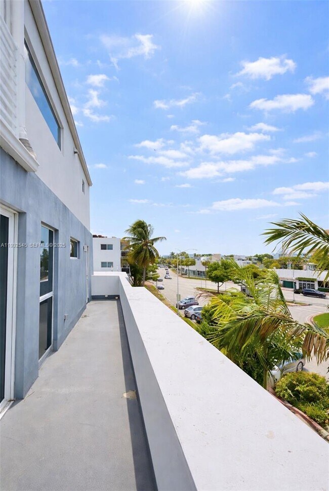 Building Photo - 1966 Biarritz Dr