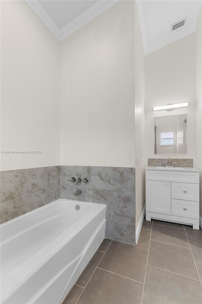 Building Photo - 20003 NE 6th Ct Cir