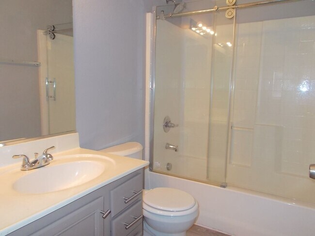 Building Photo - Modern 3-Bedroom Home in Prime Location with Stylish Upgrades