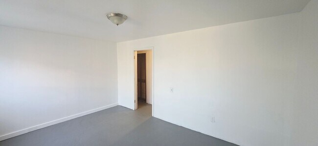 Building Photo - Updated & Move-In Ready Townhouse in Prime...